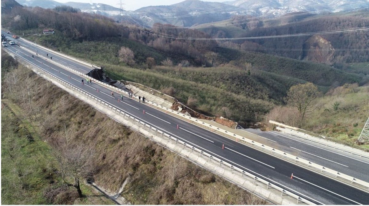 fun4beun's tweet photo. Burası Düzce-Zonguldak arasındaki duble yol. 85 metresi çöktü. Sorumlular kim , mühendislik hatası mı ? Kimse ceza alacak mı? https://t.co/f8aljhjG0m