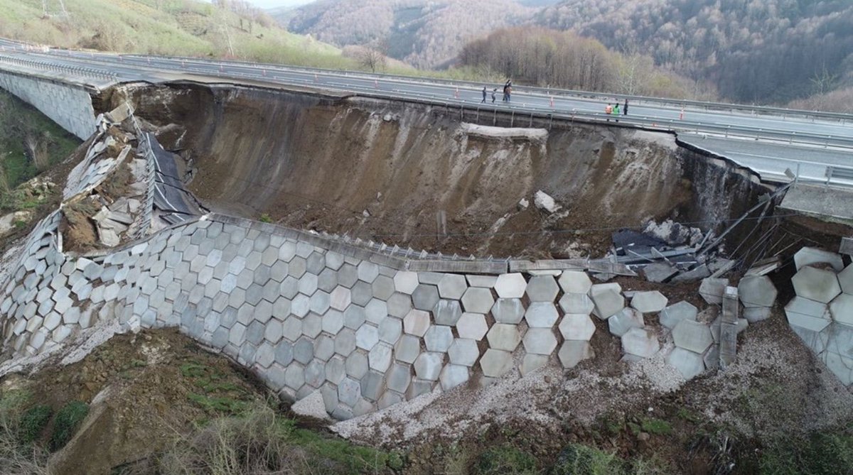 fun4beun's tweet photo. Burası Düzce-Zonguldak arasındaki duble yol. 85 metresi çöktü. Sorumlular kim , mühendislik hatası mı ? Kimse ceza alacak mı? https://t.co/f8aljhjG0m