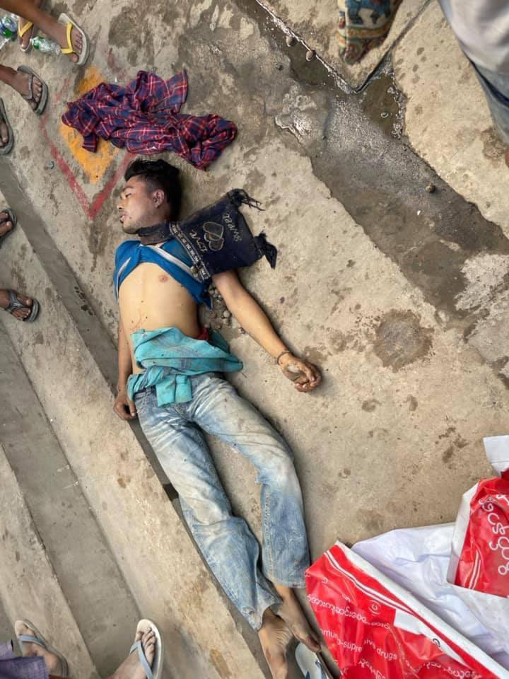 roxy_nyein's tweet photo. In Mandalay, two civilians were beaten to death n one got headshot to death by sniper. They even wrote the message "there's a body in here, control your children”. How rude those murderers are.
ANTIFASCIST REVOLUTION
#AntiFascistRevolution2021
#Mar27Coup
#WhatsHappeningInMyanmar https://t.co/LuajEI0ROx