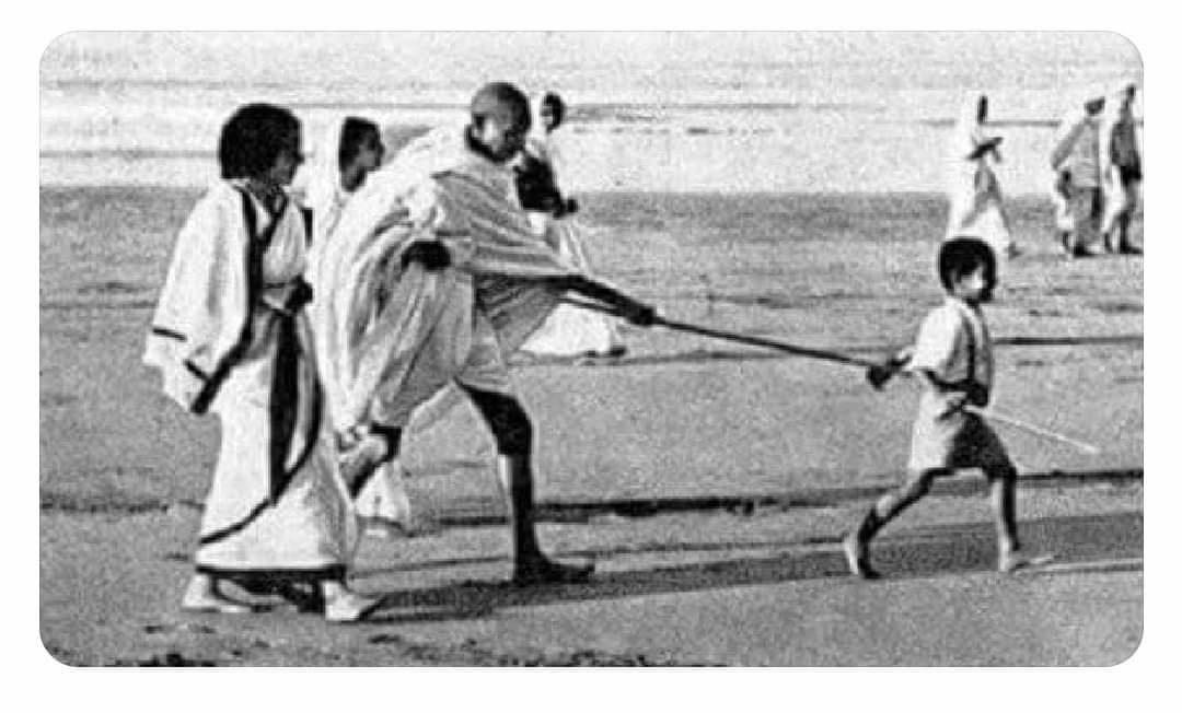 iajayydv's tweet photo. हमें गलत इतिहास पढ़ाया गया है. बापू की लाठी पकड़े आगे आगे चलता बच्चा और कोई नहीं बाल नरेंद्र ही है.

#बांग्लादेश #आज़ादी #सत्याग्रह #जेल 
.
.
@dnyadav @HShivamsp @Ankity_SP_Up52 @AnilYadavSapa 
@OfficialAhir22 @AjaySingh_sp https://t.co/ALcB66i697