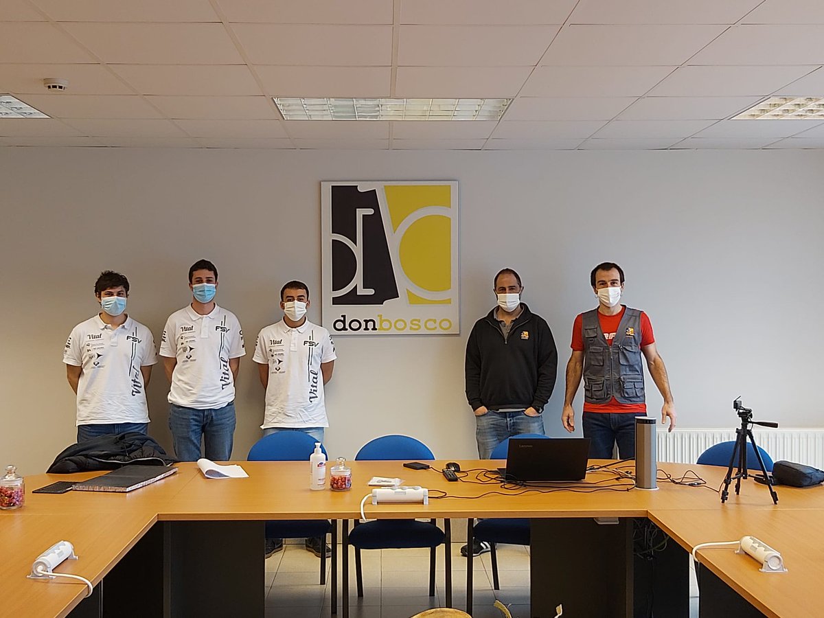 IkardoJon's tweet photo. Gasteizko @upvehu eta @Automozioa_db arteko kolaborazioa, gure ikasleekin haien @FormulaStudent txasisa margotzeko @FPdbosco n. #lanbideheziketabainoaskozgehiago #formulastudent #fsv #formulastudentvitoria #kolaborazioa #colaboracion #muchomasqueFP https://t.co/UMEPyHPdN5