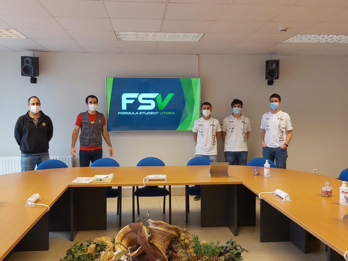 IkardoJon's tweet photo. Gasteizko @upvehu eta @Automozioa_db arteko kolaborazioa, gure ikasleekin haien @FormulaStudent txasisa margotzeko @FPdbosco n. #lanbideheziketabainoaskozgehiago #formulastudent #fsv #formulastudentvitoria #kolaborazioa #colaboracion #muchomasqueFP https://t.co/UMEPyHPdN5
