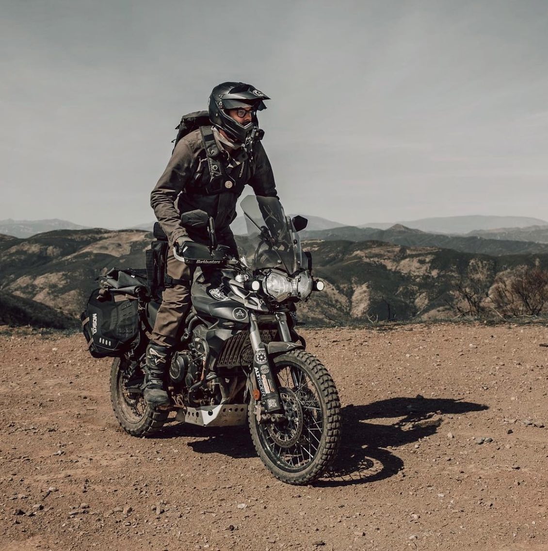 Velomacchi's tweet photo. @bendalltherules ready for the weekend in our Speedway 40L 🏁 Give this awesome human a follow if you want some positive motorcycle vibes ✌️ 📷 @themotocreative #workplayadv https://t.co/Dp50zluvF2