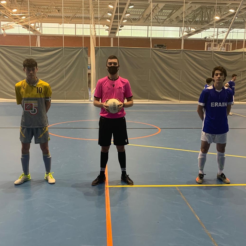 CoGAFS's tweet photo. Jon Díez Mazón en el partido de juvenil regional entre los equipos #Erain y @laskorainke
#futsal #aretofutbola #referee #futsalreferee #ctafs #arbitro #donostia #quenotelocuenten #cogafs https://t.co/MCiHEhwqhR