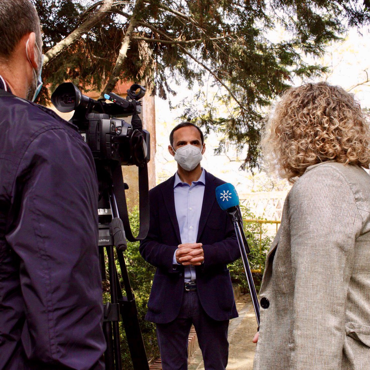 La 15ª edición de la #SemanadelaModa de Andalucía tiene como escenario a #Sanlúcar, por la celebración del V Centenario de la 1ª #Circunnavegación.
Shotting en el Palacio Municipal.
Con el director de <a href="/code41td/">CODE 41</a>, la diseñadora sanluqueña <a href="/MariaDoll1/">Maria Avila</a> y atendiendo a <a href="/canalsur/">CanalSur</a>.