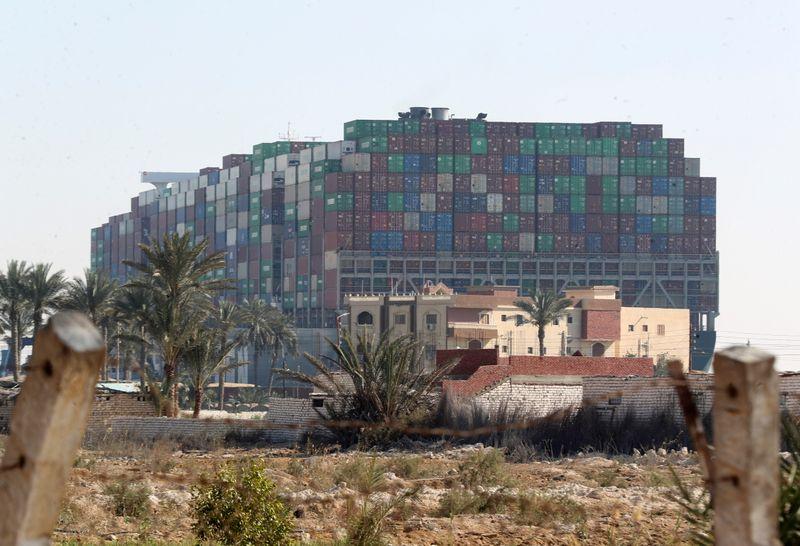 Salvager hopes to free ship blocking Suez Canal by start of next week reut.rs/2O2kco6