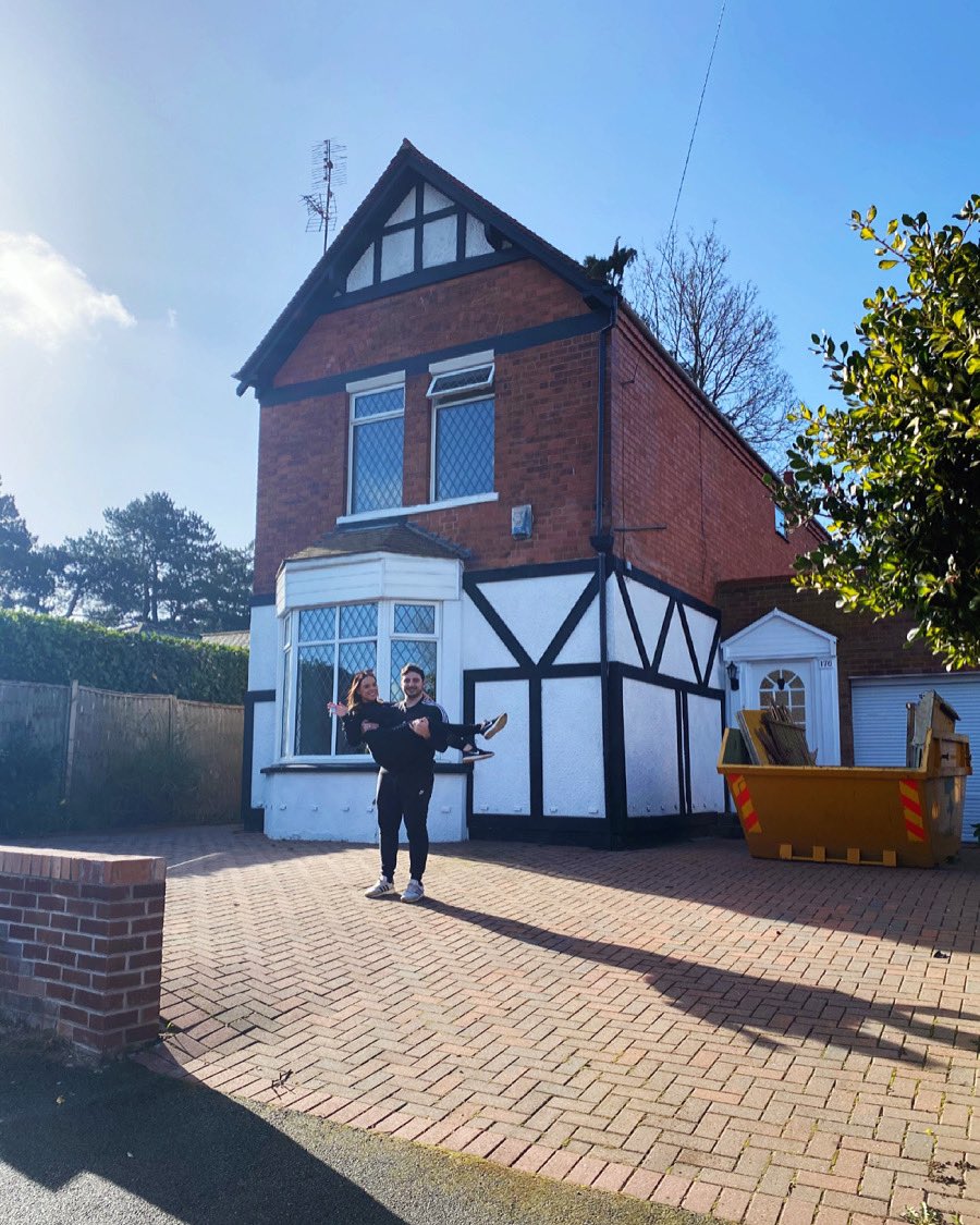 MissMWhiteley's tweet photo. Happy Saturday! Yesterday we got the keys to our first home together🏡🔑 Welcome to Southwood House. We have a huge renovation project ahead of us but we’re very excited! https://t.co/CUFUikypNk