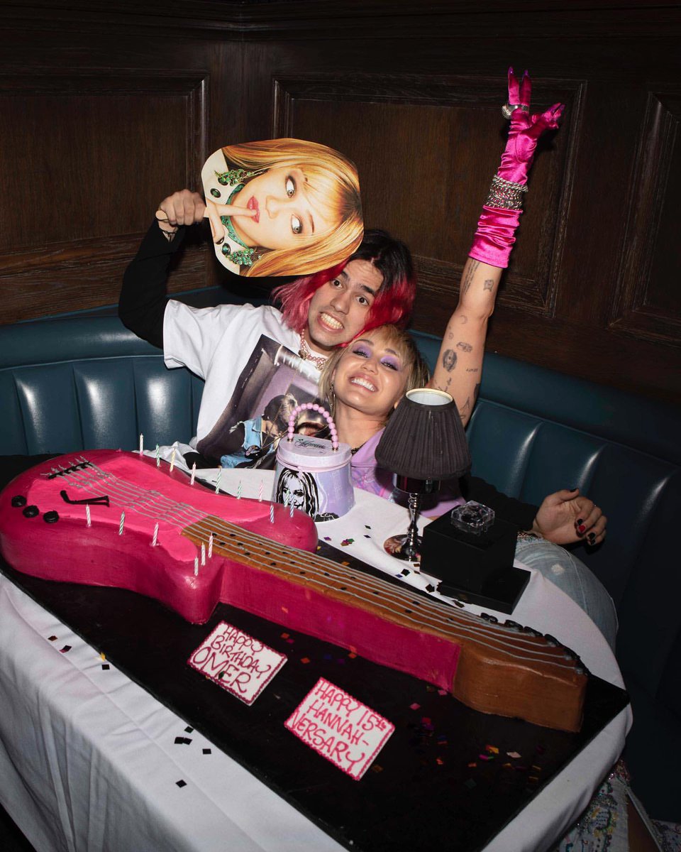plzcome2JapanMC's tweet photo. ハンナモンタナの服を着てグッズに囲まれてお祝い🥳💖

#MileyCyrus 
#HMForever 
#HannahMontana 
#15yearsofhannahmontana https://t.co/AIh9vXGsng