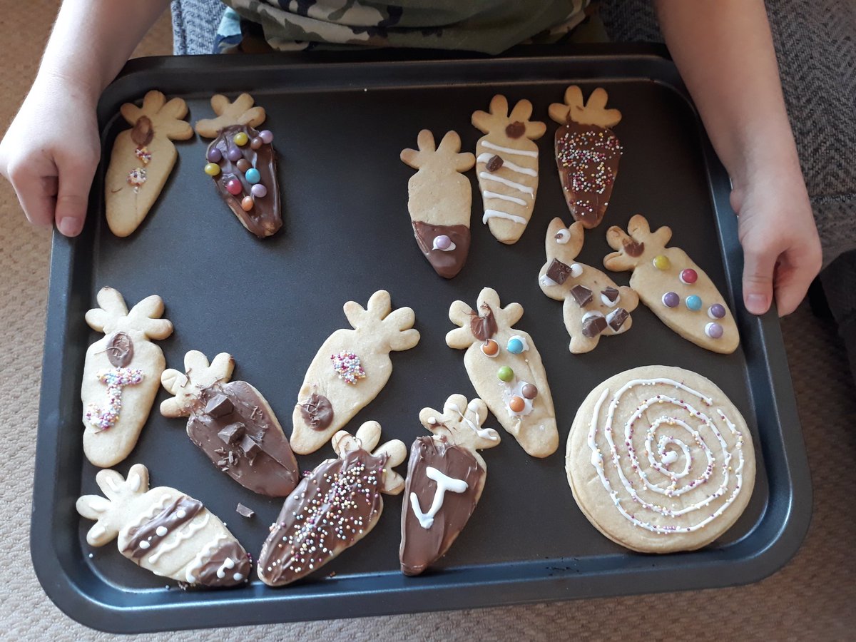 kazh100's tweet photo. @CHPSPTA @CHPSYR2 @CHPSrec  Our Easter biscuits! Wonderful morning, thank you for organising PTA 🐰🐣👩🏻‍🍳👨🏻‍🍳 https://t.co/5wWOrJdFWI