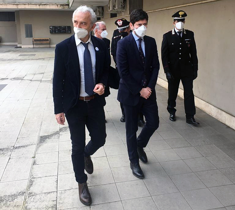 Damiano_Coletta's tweet photo. Con il Min. Speranza dai Carabinieri Nas per ringraziarli del lavoro svolto sugli stoccaggi dei vaccini. Un'occasione per fare il punto sull'emergenza e parlare del progetto "Distretto della salute", viste le grandi risorse che il nostro territorio offre nel chimico farmaceutico. https://t.co/V8UdkpmtiG