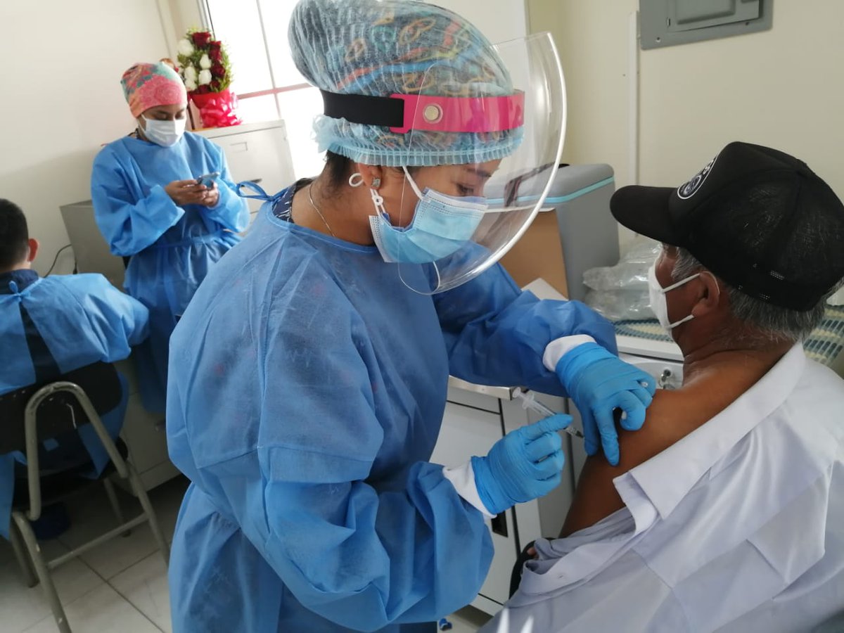 SaludImbabura's tweet photo. #EcuadorSeVacuna | "Agradezco al Ministerio de @Salud_Ec por su trabajo, porque nos permiten recibir la #VacunaCOVID19 y eso es recibir vida", Segundo Alomoto, adulto mayor Centro de Salud #Atuntaqui. https://t.co/R0r8KktfAd