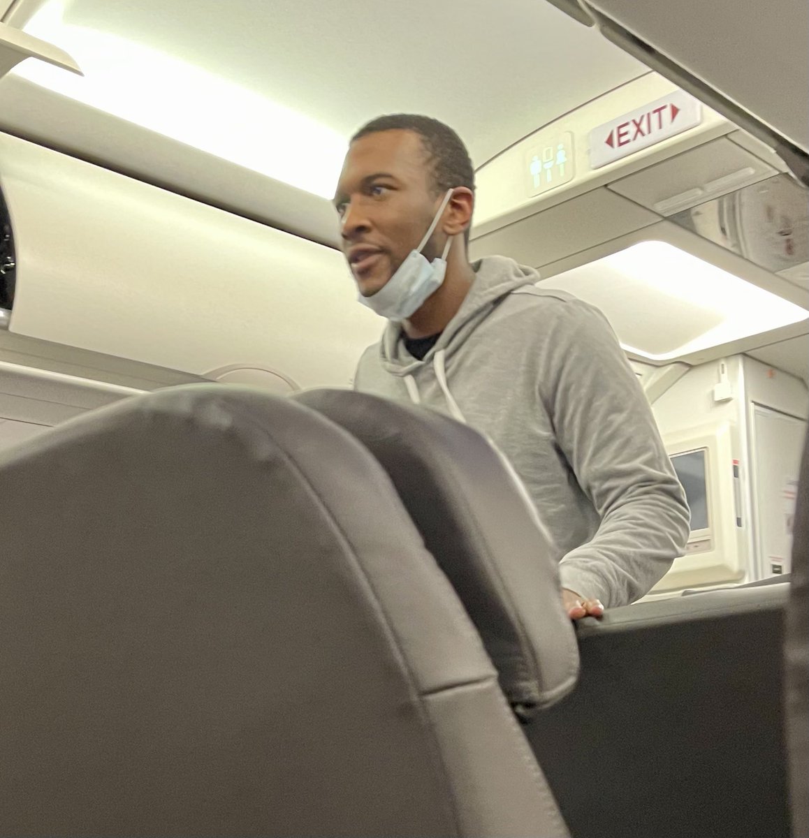 bklyntola's tweet photo. @AmericanAir https://t.co/mw1fH4sGgY