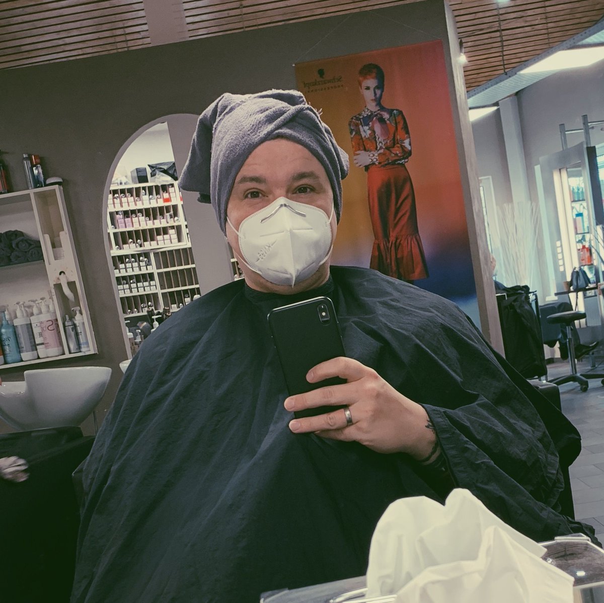 SpikeEnte's tweet photo. Das kommt einem nach so langer Zeit ja fast wie Wellness vor. 

#solangeesnochgeht #corona #friseur #haareab #haareschön #bzzzzzt https://t.co/YSzaa1Z2PV