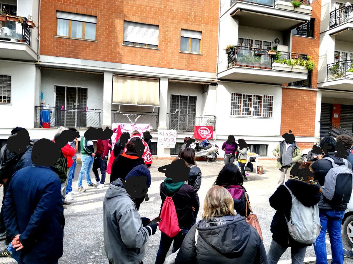 stafe76's tweet photo. Ricomincia una stagione di lotte antisfratto anche a #Roma, proprio il giorno dello #HousingActionDay2021. Lo sgombero di #Yoidanis a Torpignattara è stato rinviato di un mese anche grazie alla solidarietà di un intero quadrante della città #RentStrikeRoma #scioperoaffitti https://t.co/eqXroqDl3y