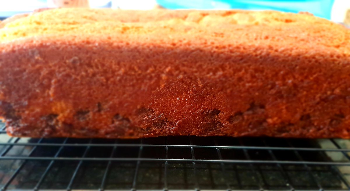 VictoriaCEOCIOB's tweet photo. #SaturdayKitchen is open #SaturdayKitchenLive presents #Buttermilk #PoundLoaf with #ChocolateChip surprise...thankyou @hummingbbakery for top recipe 😋#Mindfulness #lockdown2021 #LockdownKitchen #LockdownLife https://t.co/6fBArdZEhE