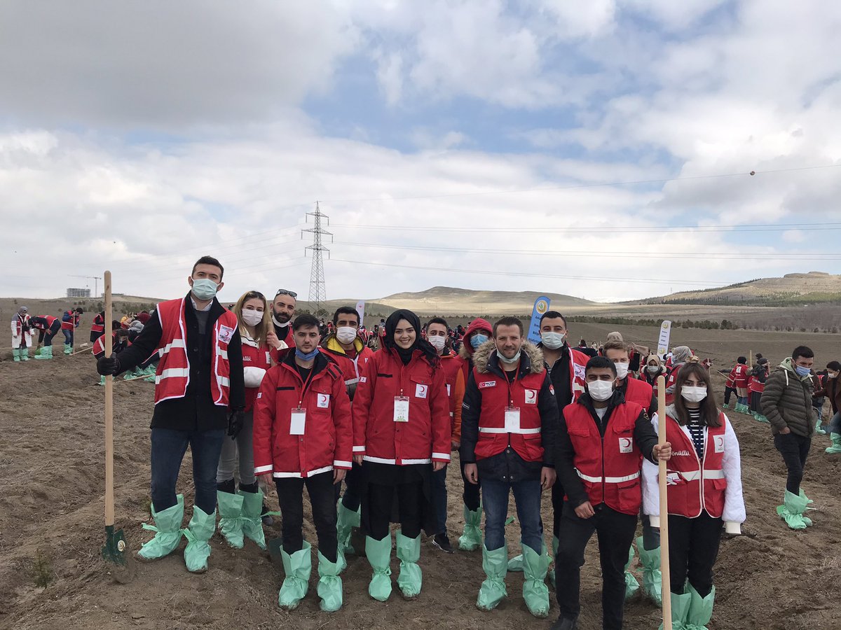 genckizilay06gl's tweet photo. Genç Kızılay olarak Ankara Hatıra Ormanı Açılış ve Fidan Dikimi Programı’nda bize ve geleceğimize nefes olacak binden fazla ağacı hep birlikte diktik. 🌿

Peygamberimiz Hz. Muhammed’in dediği gibi: “Kıyametin kopacağını bilseniz dahi elinizdeki fidanı dikiniz.”🌲🌙 https://t.co/mxEiVxkUUS