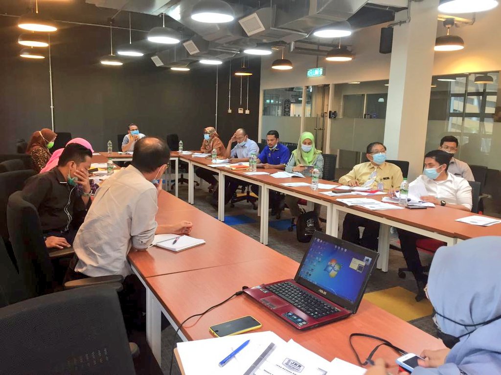 TeamProjekTrg's tweet photo. Mesyuarat tapak No.7 bagi projek Pembaikan Struktur Bumbung di blok A HSNZ Kuala Terengganu.
@TeamProjekTrg @JKRTerengganu
@yusufghani200 @baharuddinali4 

#PPPT #JKR #KKM #HSNZ #BerJasaKepadaRakyat https://t.co/2muCAE5HHQ