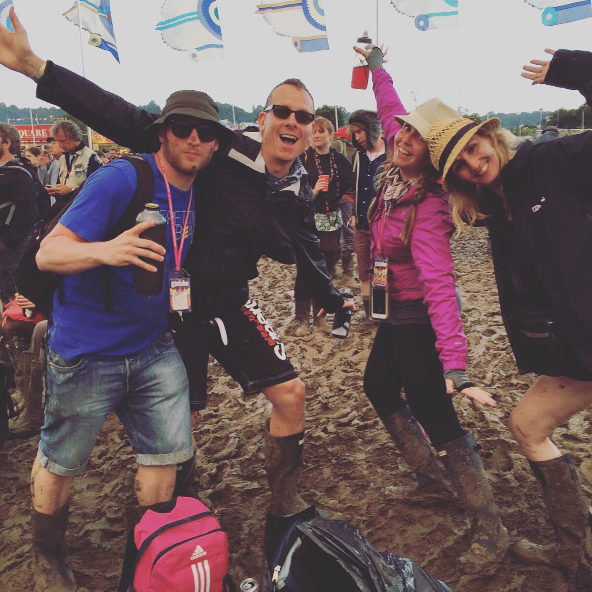 CarBarKerry's tweet image. 2016 was my most favourite #glasto ever #lovethemud ❤️🙌🏽