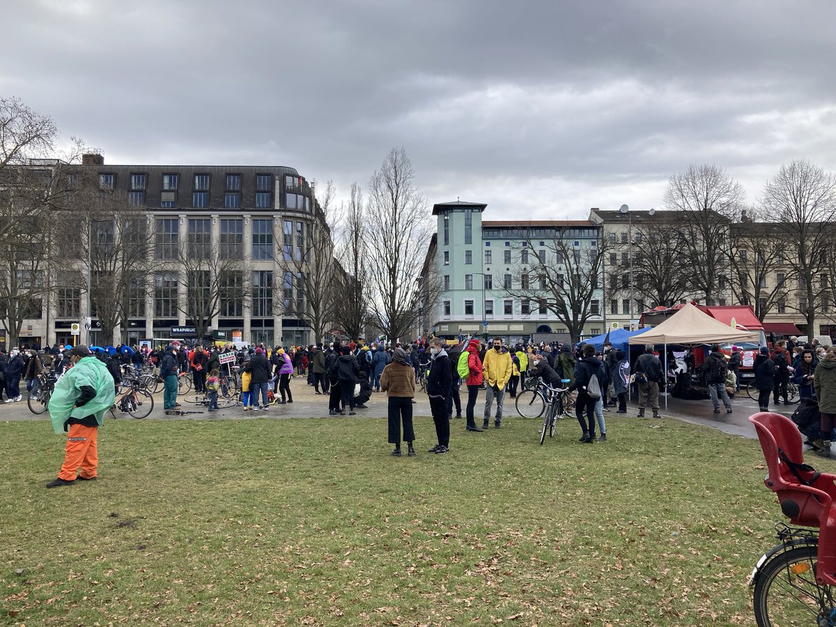 Demo grade am Oranienplatz. Wir sind dabei. #HousingActionDay2021 #Mietenwahnsinn