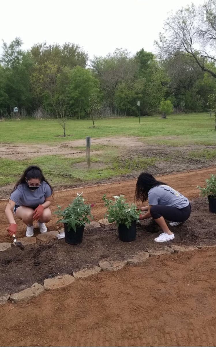 Celebrities volunteering at Baytown Nature Center today planting new plants! <a href="/LeeCelebrities/">Lee Celebrities</a> <a href="/GCCISD/">Goose Creek CISD</a> #GanderPride #Gr8X2BaGANDER