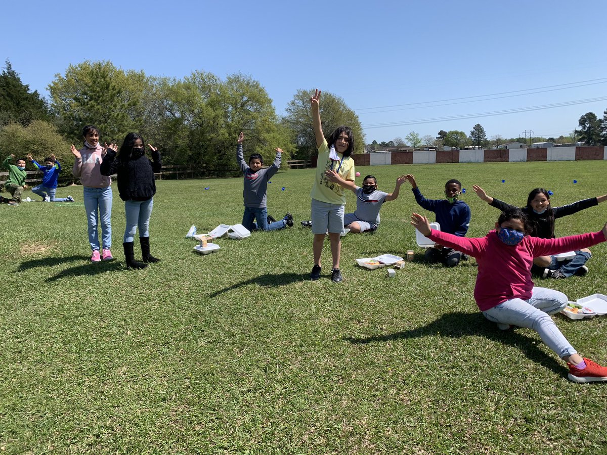 c_kerlick's tweet photo. Beautiful day to celebrate hard work with a picnic! #rrechat https://t.co/qQtGzzpX6M