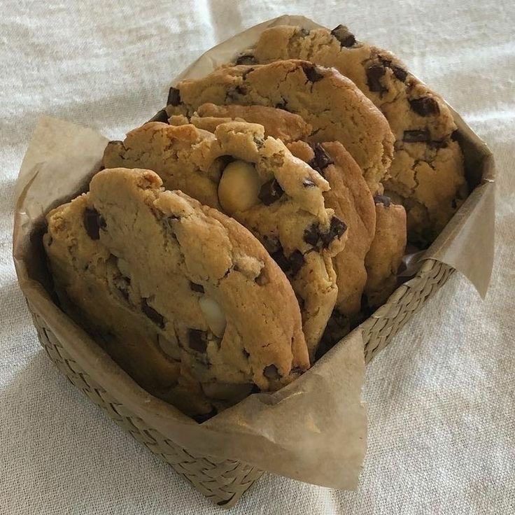 autuxmmn's tweet photo. Seseorang meletakkan sebuah buket bunga dan sekotak cookies di samping meja @vousgirl https://t.co/OkRDplYW4A