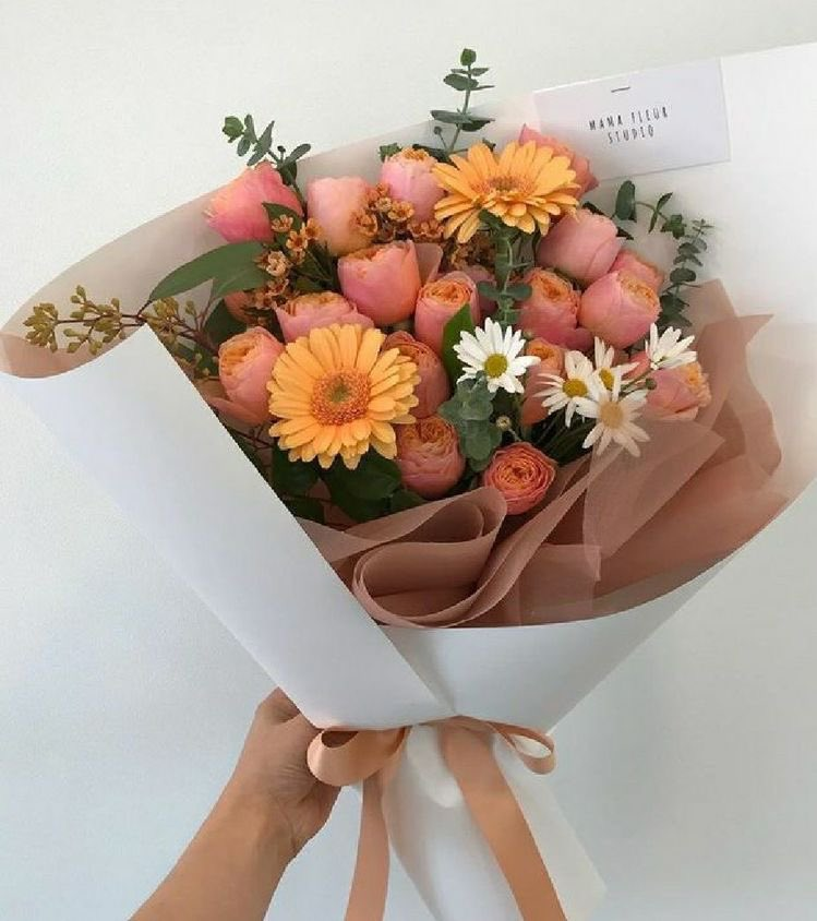 Seseorang meletakkan sebuah buket bunga dan sekotak cookies di samping meja <a href="/vousgirl/">Sally</a>