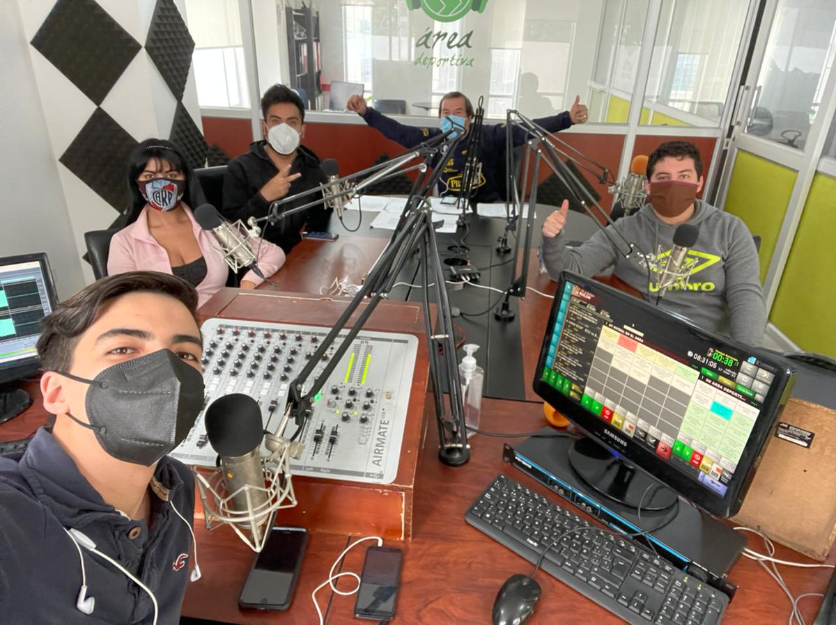 La banda completa. ¿Ya nos escuchas? 
¡Hazlo ya!
<a href="/JorgeSports10/">Jorge Eduardo Peñafiel ⚽️😉</a> 
<a href="/mlema61/">Marcelo Lema</a> 
<a href="/sebasaconda/">Sebastián Aconda Melo</a> 
<a href="/MathiasOrtiz183/">Mathias Ortiz</a> 
<a href="/munecamarce/">Marcela Caicedo</a>
