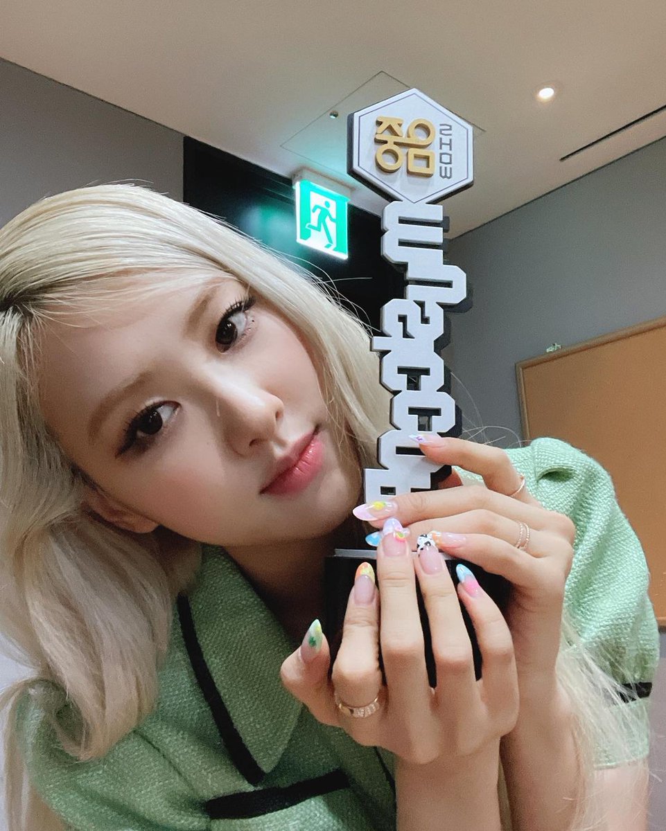 lifechiyeon's tweet photo. Bebê ganhou seu 4 win, so falta o inkigayo hoje, eu disse que essa semana ela ia levar TODOS, parabéns meu amor você merece o mundo. #Rose4thWin #ROSÉ #OnTheGround4thWin @BLACKPINK https://t.co/fdJu226MdW