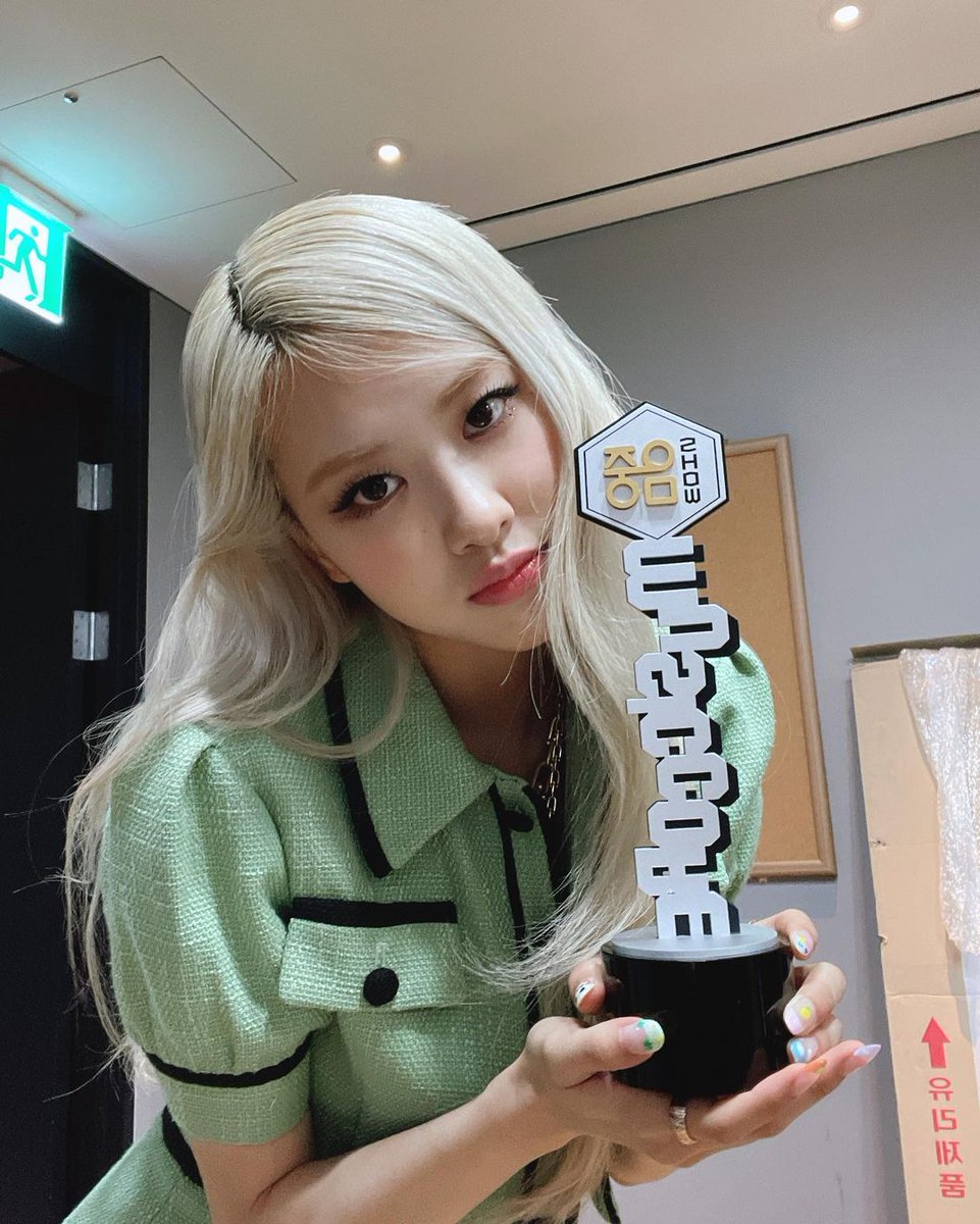 lifechiyeon's tweet photo. Bebê ganhou seu 4 win, so falta o inkigayo hoje, eu disse que essa semana ela ia levar TODOS, parabéns meu amor você merece o mundo. #Rose4thWin #ROSÉ #OnTheGround4thWin @BLACKPINK https://t.co/fdJu226MdW