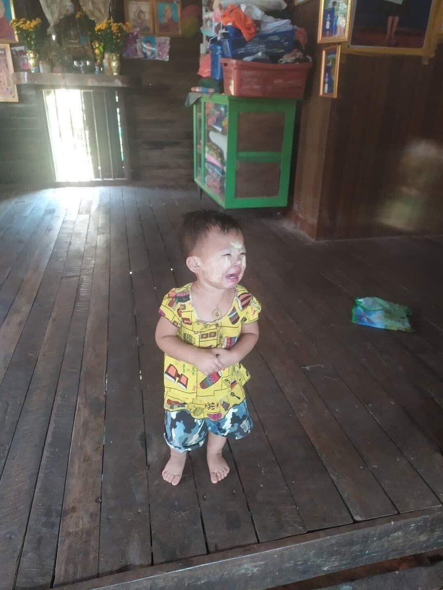 PyThinzar's tweet photo. This young child was raised by a single father. Now his father has passed away due to the killings of #Myanmar military SAC group. Now the child is left all alone. Where is justice?
#SaveChildren
#WhatsHappeningInMyanmar
#AntiFascistRevolution2021
#Mar27Coup https://t.co/SIkcp5JgTg