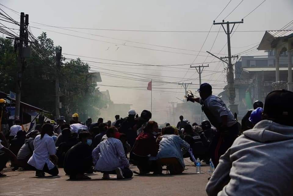 AyeChannMinn's tweet photo. Tw // death 
Mawlamyine(Dite-Wun Kwin) 
1 death &amp; more than 10 people are Injured. Military Terrorists slaughtering at least 100 civilians only in single day(Day of Shame) 
ANTIFASCIST REVOLUTION

#AntiFascistRevolution2021
#Mar27Coup
#WhatsHappeningInMyanmar https://t.co/vIXTK2Yn7t