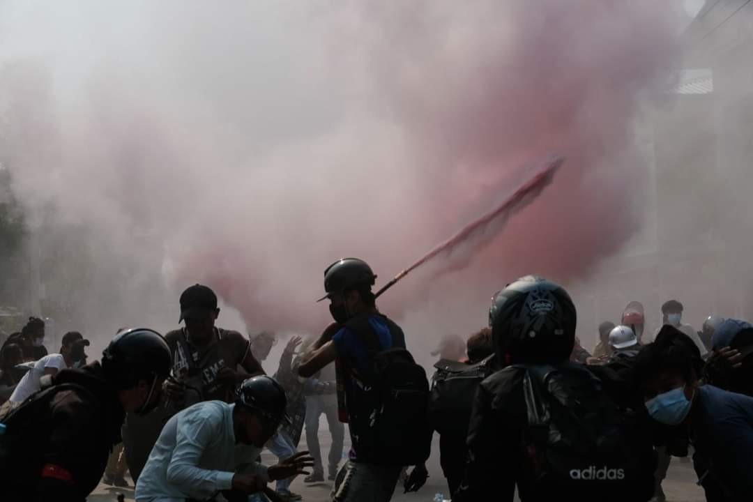 AyeChannMinn's tweet photo. Tw // death 
Mawlamyine(Dite-Wun Kwin) 
1 death &amp; more than 10 people are Injured. Military Terrorists slaughtering at least 100 civilians only in single day(Day of Shame) 
ANTIFASCIST REVOLUTION

#AntiFascistRevolution2021
#Mar27Coup
#WhatsHappeningInMyanmar https://t.co/vIXTK2Yn7t