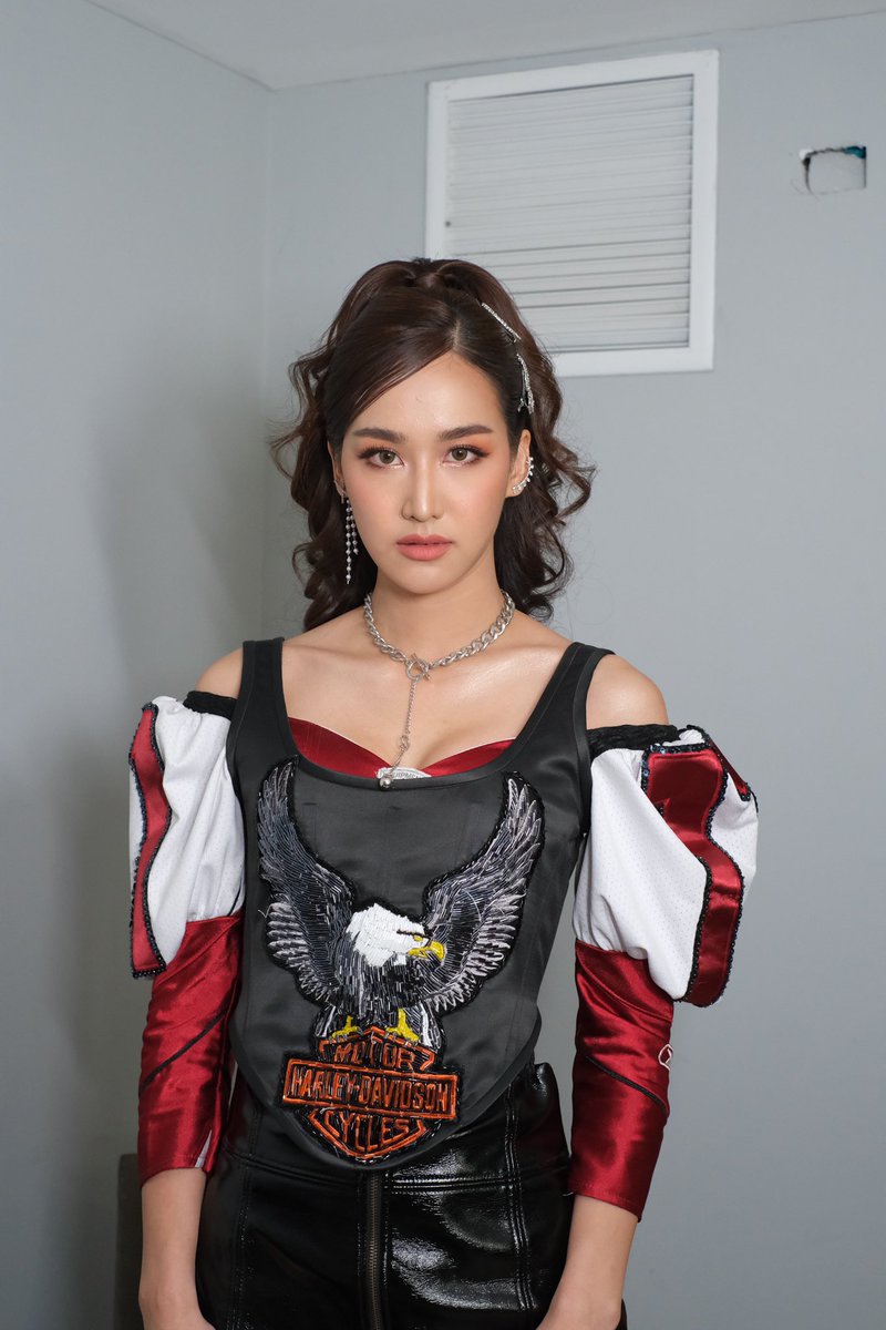 xmikimix's tweet photo. Why are women SO beautiful 😩 look at her!!!! Queen! ❤️❤️❤️ https://t.co/koRUBzqjWE