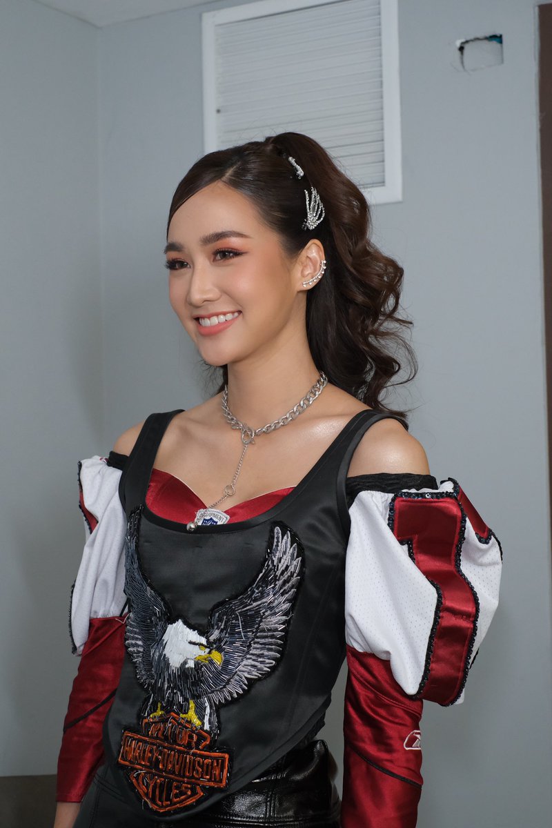 xmikimix's tweet photo. Why are women SO beautiful 😩 look at her!!!! Queen! ❤️❤️❤️ https://t.co/koRUBzqjWE