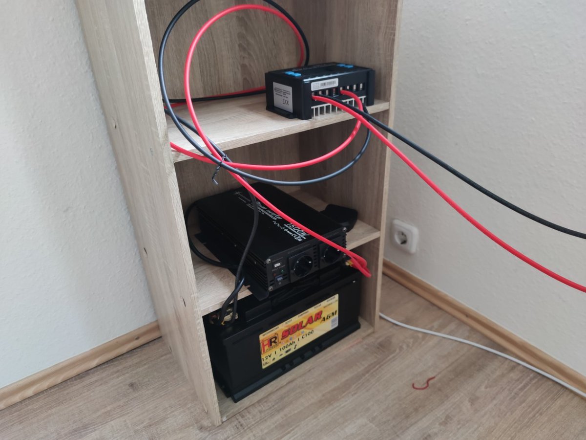 Henry00IS's tweet photo. A childhood dream becomes reality! I now generate my own electricity! Charging my cell phone, charging my tablet, the green power makes moss grow on the screen. And in case of power failure, I even have 230V 1500W available! It actually works- even without sun! #DIY https://t.co/bNaRJvnX0y