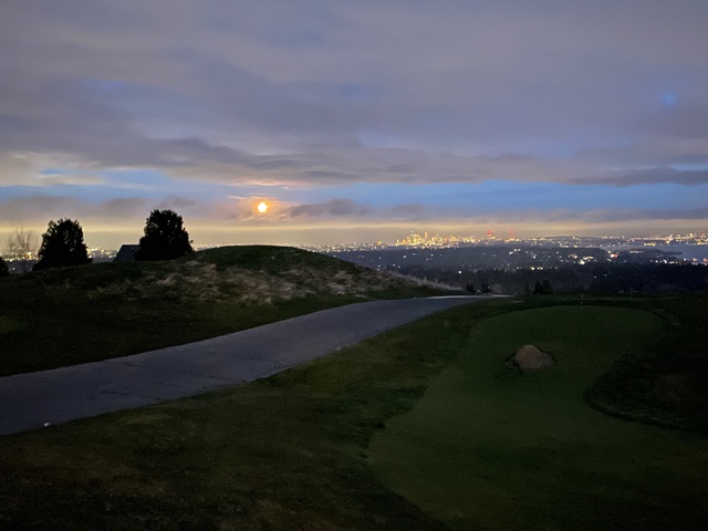 newcastlepgapro's tweet photo. Early Start on Friday... That's the moon setting!! https://t.co/5tRovBCp07