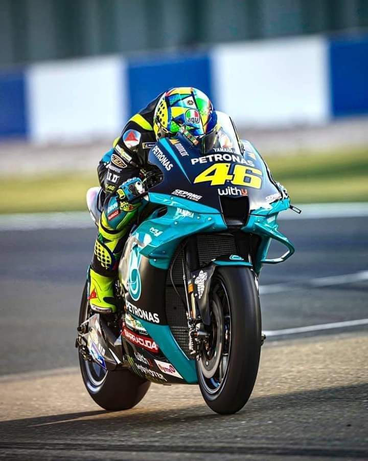 VFiorillo07's tweet photo. 1º , 9º oppure ultimo, il dottore si tifa sempre! 
#ForzaVR46 #VR46 #MotoGP #QatarGP https://t.co/qHsNFBtoEP