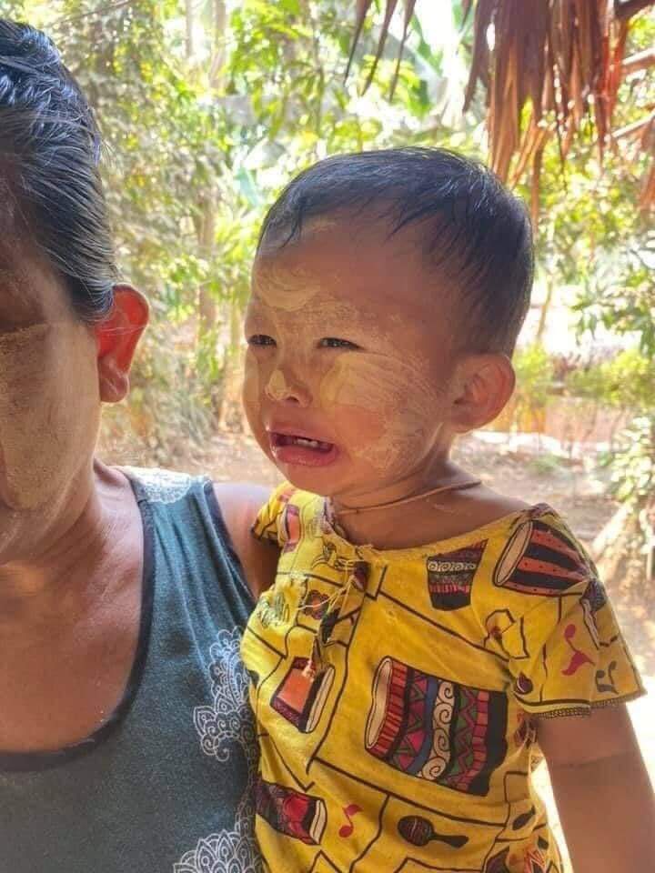 PyThinzar's tweet photo. This young child was raised by a single father. Now his father has passed away due to the killings of #Myanmar military SAC group. Now the child is left all alone. Where is justice?
#SaveChildren
#WhatsHappeningInMyanmar
#AntiFascistRevolution2021
#Mar27Coup https://t.co/SIkcp5JgTg