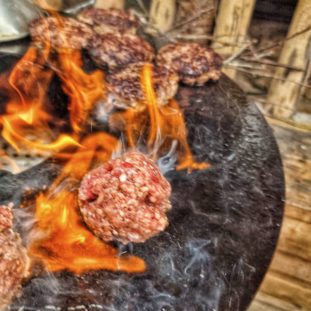 devonwoodsmoke's tweet photo. Which you going to reach for❓

A. Thick and juicy cheeseburger with all the trimmings 

B. Dirty double smashburger with Chipotle sauce

#burgerporn #burger #cheeseburger #hamburger #burgers #burgertime #burgerlovers #fastfood #burgerlove #hamburguer #smashburger #foodporn #food https://t.co/BdMJ3aYbVM