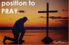 господа преклоните колени. американцы целуют ботинки чёрным. на колени только перед богом. земной поклон в храме. приидите поклонимся и припадем ко христу библия.