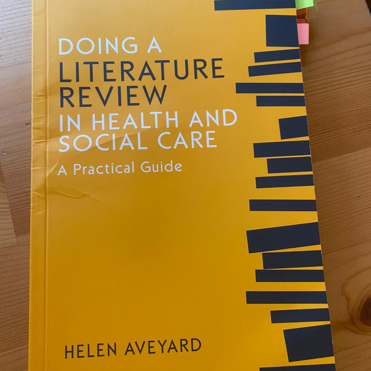 SWbohemians's tweet photo. If you’re in your 2nd or 3rd year...you will be very familiar with this book by @Aveyardh - it really does help! This is team member Nim’s copy - well used as you can see! What have you used when doing your literature reviews? #stopandreadsaturday #bookworms https://t.co/7gCEwCrPZr