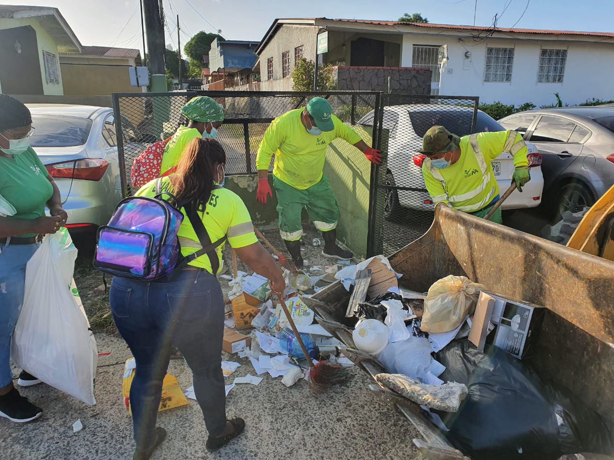AAUD_Panama's tweet photo. Colchones, refrigeradoras, mesas, restos de madera, entre otros enseres, es lo que se recolecta en el sector de #ParqueLefevre; además, el personal de Proyectos Especiales de la AAUD, procedió a realizar barrido, corte de grama y fumigación. 

#SomosAAUD por #UnPanamáMejor https://t.co/1qSPntz0yg