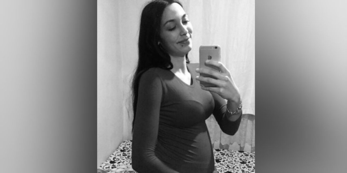 Ülke koca bir kadın mezarlığı...

17 yaşındaydı Sezen 
5 aylık Hamileydi ..

#SezenÜnlü

Eskiden birlikte olduğu erkek, hamile olan Sezen'i 16 yerinden bıçaklayarak öldürdü...

17 yaşında, 16 yerinden ..

#KadınCinayetleriPolitiktir
#İstanbulsözleşmesi