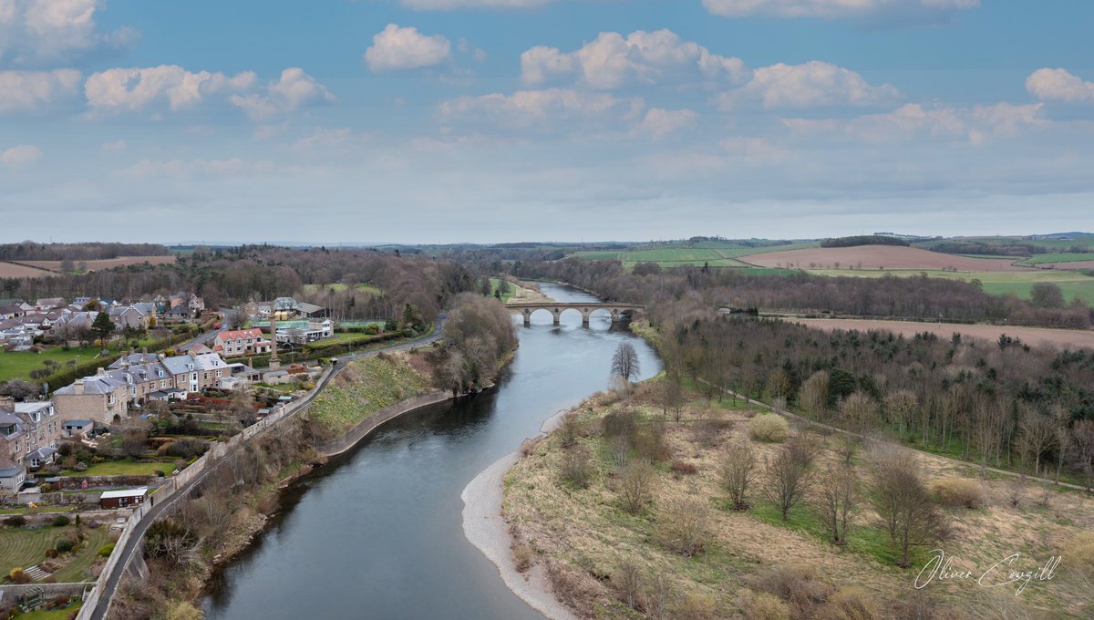 skyvantagepro's tweet photo. The River Tweed flowing under the Coldstream bridge. This River is famous for Salmon fishing. #fishing #drone #coldstream #salmon #tweed #river #bluesky https://t.co/RIKLuKGfat