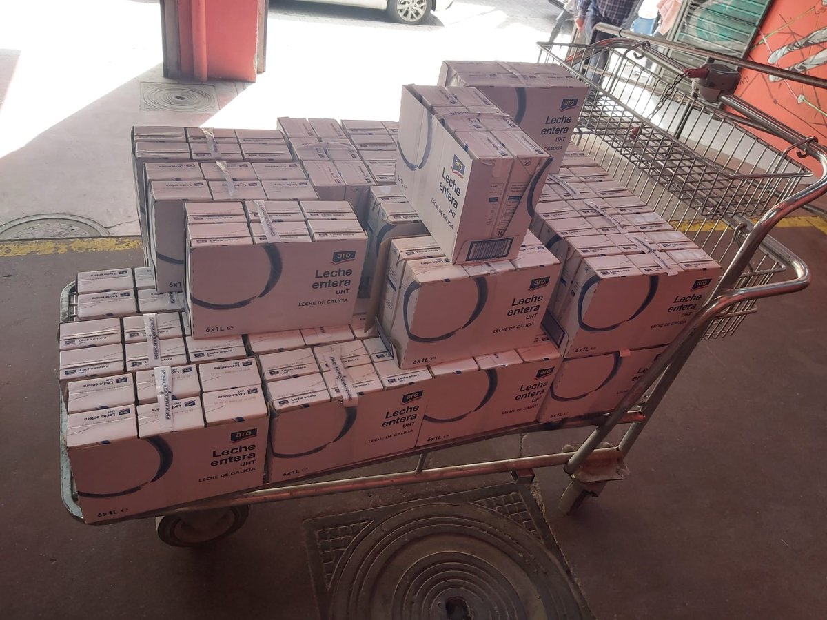 AISENEGALESA's tweet photo. Tras 1 año seguimos dando alimentos y productos para todas las Familias del #DistritoCentro
#Lavapies. Y seguimos colaborando con otras entidades como @dragoneslvpies @lacabaluche ...
Donde ? En nuestra Cede en: Calle Provisiones 14 Local #Aise https://t.co/O5EZJkqs9i