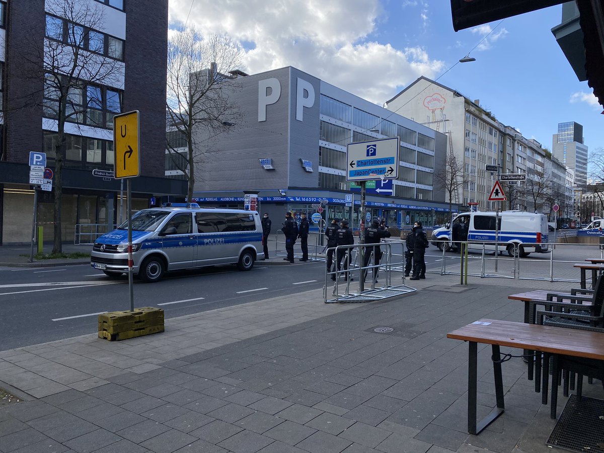 _maxbrugger_'s tweet photo. Heute findet in #Düsseldorf wieder eine Demo von #kurdischen Gruppen statt. #Polizei ist mit massiven Großaufgebot vor Ort inkl Wasserwerfer welcher in der Umgebung parkt. An der Friedrich-Ebert-Str sind Hamburger Gitter aufgestellt. Aktuell noch wenige Teilnehmer:innen. https://t.co/TYmsQvkvg1