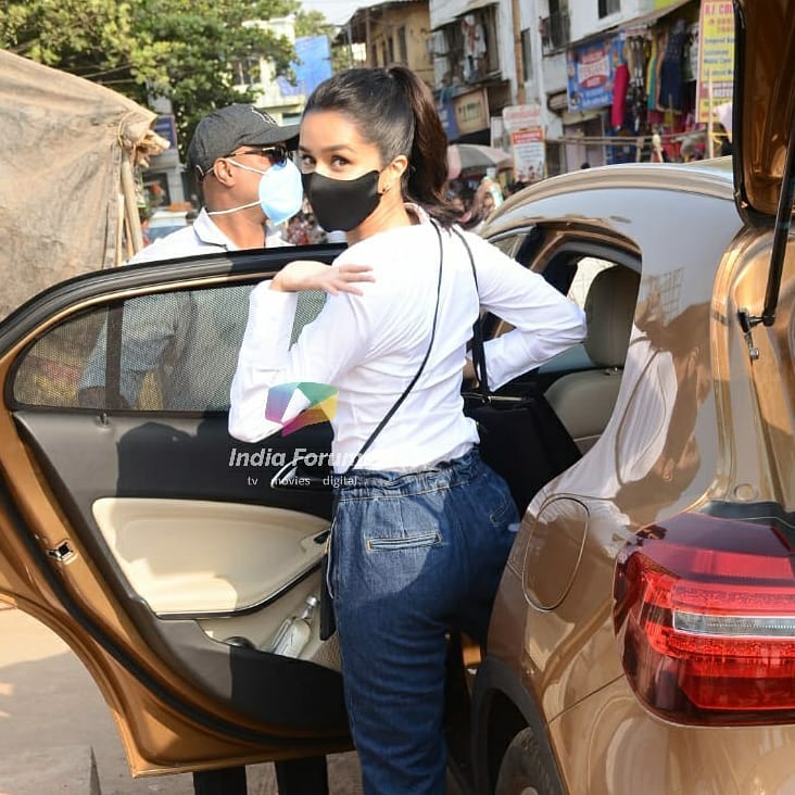 Harinder_skfan's tweet photo. @ShraddhaKapoor gets papped at Versova jetty today! ❤️📸
.
.
.
#shraddhakapoor #shraddha #shraddhagems #indiaforumsbuzz #indiaforumsbollywood #indiaforums #bollywoodcelebrity #bollywoodactor #bollywoodstars #bollywoodactress #bollywoodactors #bollywood #harinder_skfan https://t.co/TC0L2PNRYK