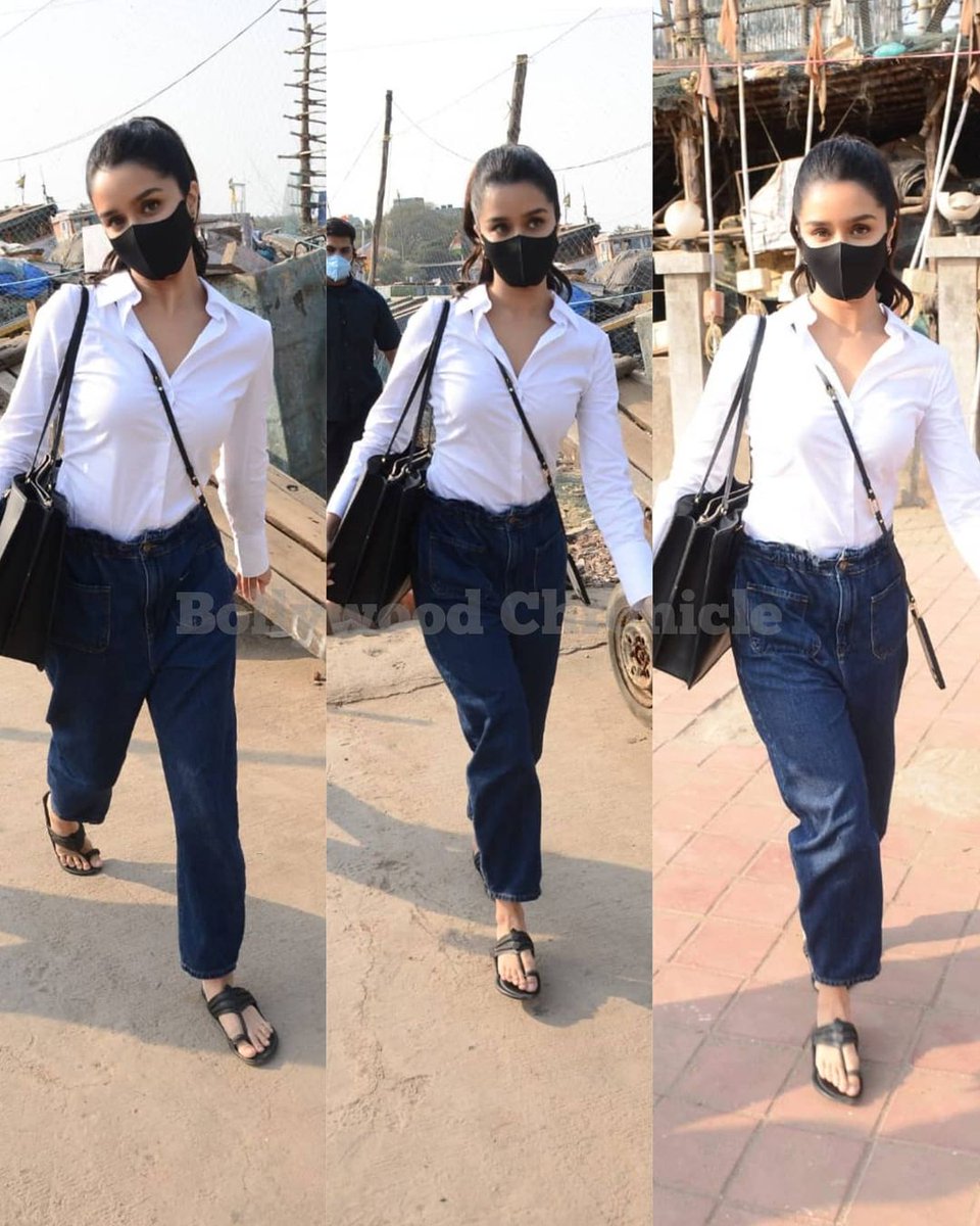 Harinder_skfan's tweet photo. @ShraddhaKapoor gets papped at Versova jetty today! ❤️📸
.
.
.
#shraddhakapoor #shraddha #shraddhagems #indiaforumsbuzz #indiaforumsbollywood #indiaforums #bollywoodcelebrity #bollywoodactor #bollywoodstars #bollywoodactress #bollywoodactors #bollywood #harinder_skfan https://t.co/TC0L2PNRYK