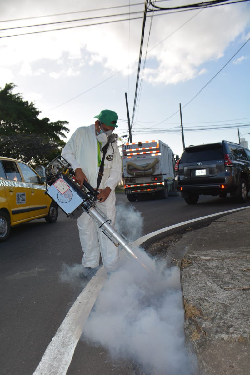 AAUD_Panama's tweet photo. Colchones, refrigeradoras, mesas, restos de madera, entre otros enseres, es lo que se recolecta en el sector de #ParqueLefevre; además, el personal de Proyectos Especiales de la AAUD, procedió a realizar barrido, corte de grama y fumigación. 

#SomosAAUD por #UnPanamáMejor https://t.co/1qSPntz0yg
